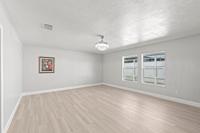 Building Photo - 534 E Del Monte Ave