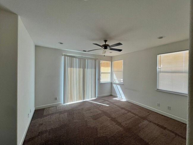 Building Photo - Large 4-bedroom home in Green Valley Estat...