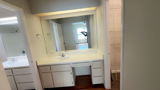 Building Photo - 153 Holland Park Cir