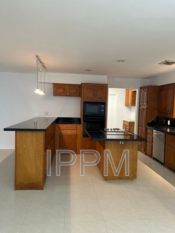 Building Photo - 5610 La Cana Dr