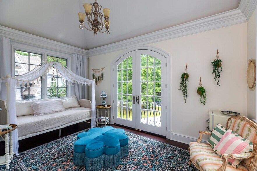 Building Photo - 247 Roxbury Rd