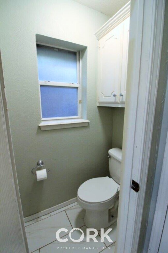 Building Photo - 927 Castle Rd