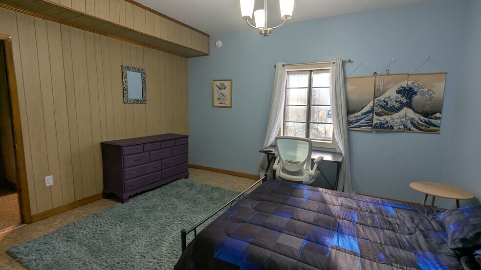 Building Photo - 1933 Saxton Ave