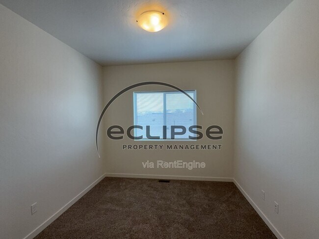 Building Photo - 250 Sasha St