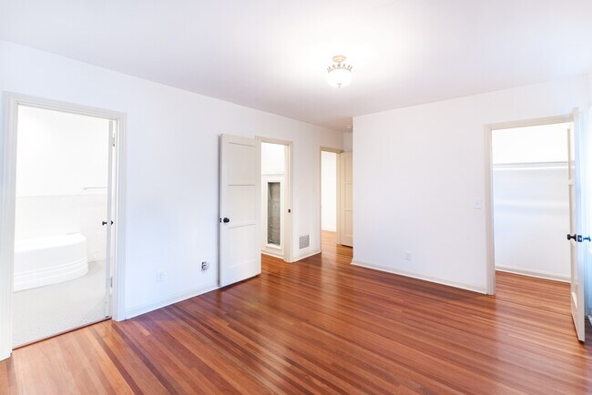 Building Photo - 1064 S Genesee-