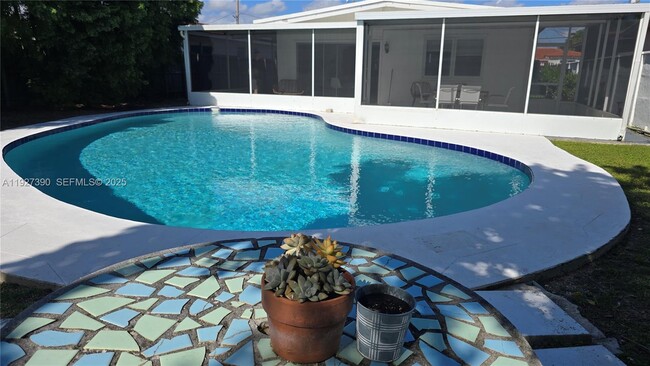 Building Photo - 6550 SW 26th St