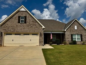 Building Photo - FENCED YARD, PRE-LEASE NOW!