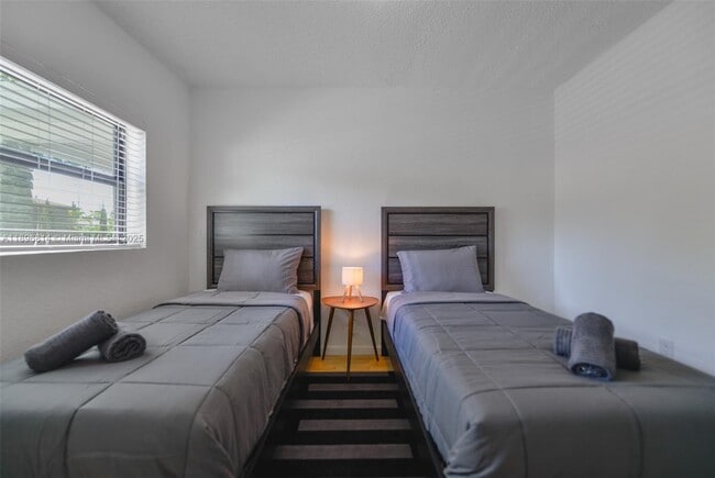 Building Photo - 655 NE 62nd St