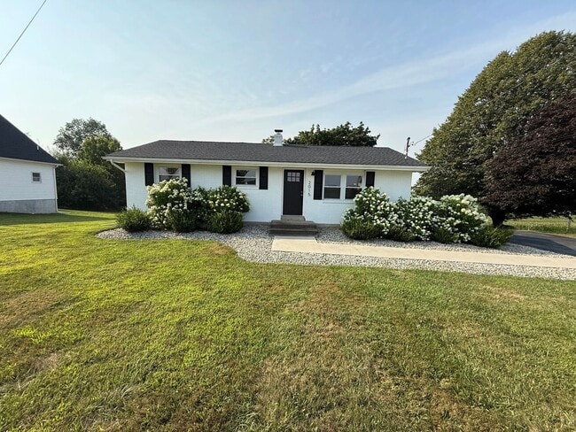 Building Photo - Completely Renovated Ranch in Parkland Sch...