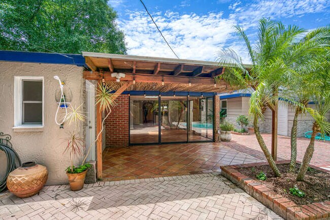 Building Photo - 1127 S Osprey Ave