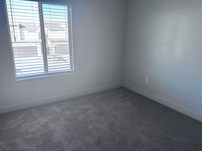 Building Photo - 4 bed | 2 1/2 bath | 2 car garage in Desert Canyon with washer/dryer/fridge