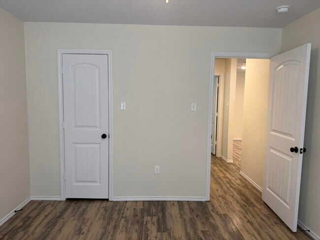 Building Photo - 321 N Sherman Ave