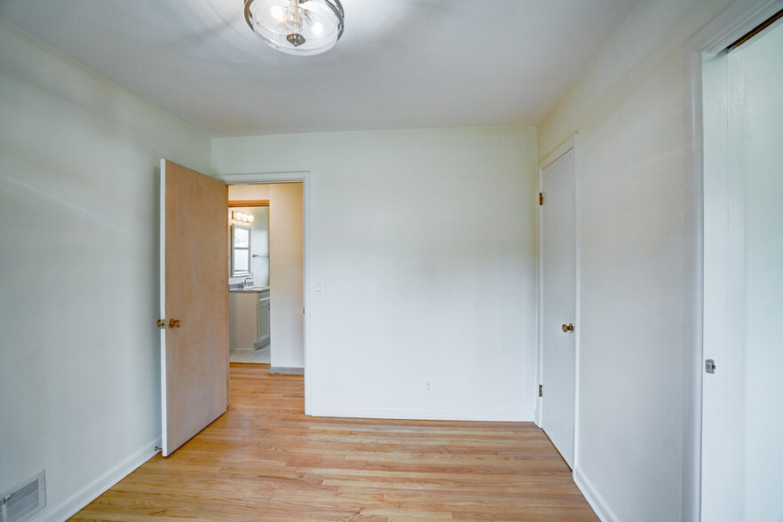 Closets & Updated Light Fixtures - 460 Hilton Dr