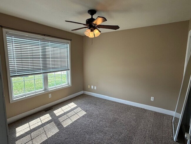 Building Photo - 417 DAHLIA