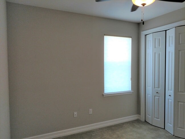 Building Photo - Unfurnished Annual Rental - Lovely 3 Bedroom Home in Calusa Park. Nicely upgraded and Pet Friendly