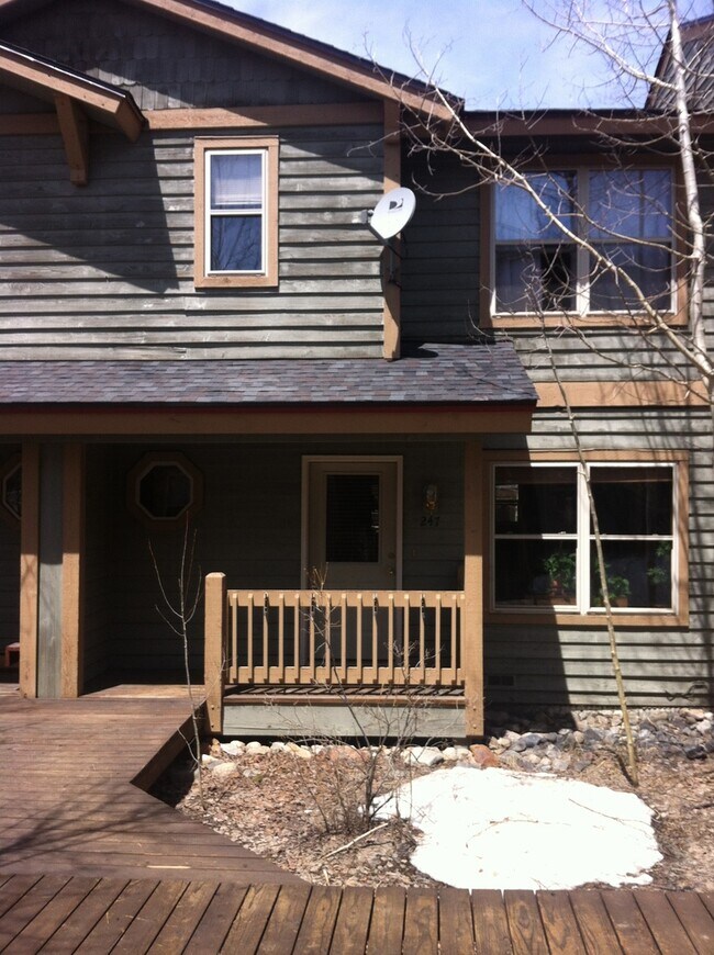 Building Photo - On Bus Route! 2bed/2.5 Bath, Sunny Town House! Fresh paint!