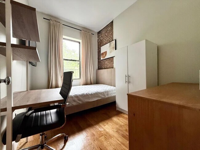 Building Photo - Furnished room/NOT APARTMENT