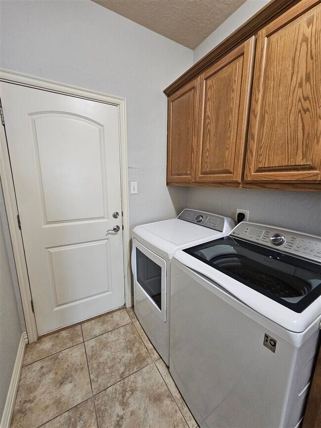 Building Photo - 6 NE Summerwood Dr