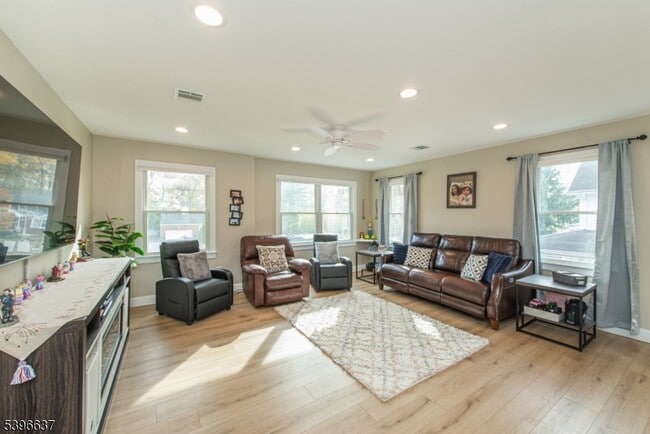 Building Photo - 773 Union Blvd