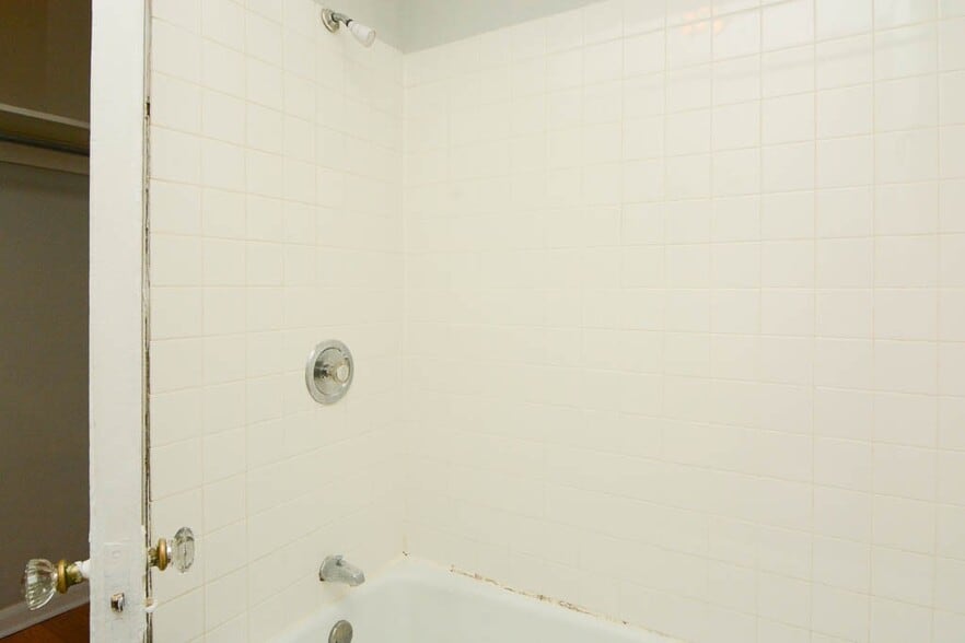 Building Photo - 843 W Wolfram St