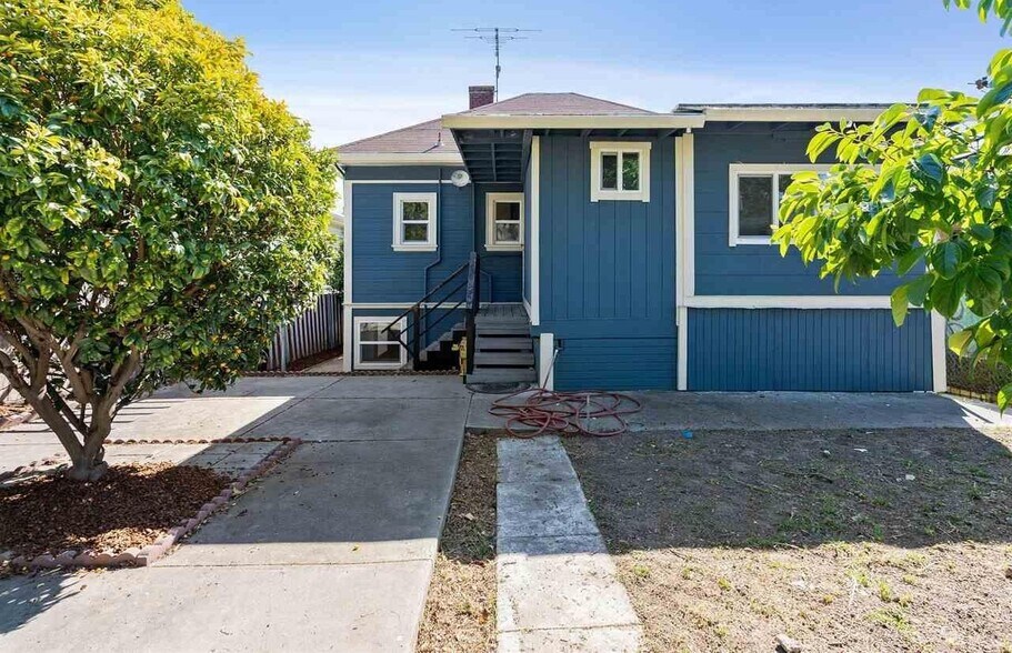 Building Photo - 4076 Santa Rita St