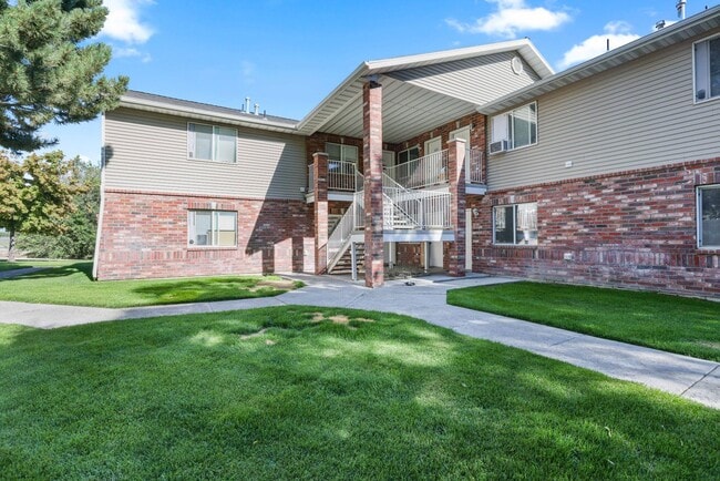 Building Photo - 2 Bed 1 Bath GROUND FLOOR Condo in Rexburg...