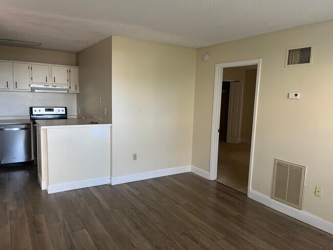 Building Photo - 225 S Tropical Trail