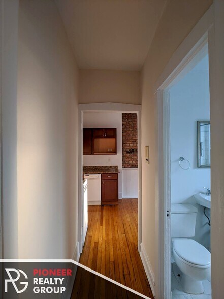 Building Photo - 953 W Cornelia Ave