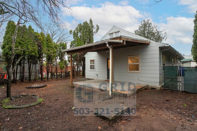 Building Photo - Spacious 4 Bedroom Single Family Home- South East Portland