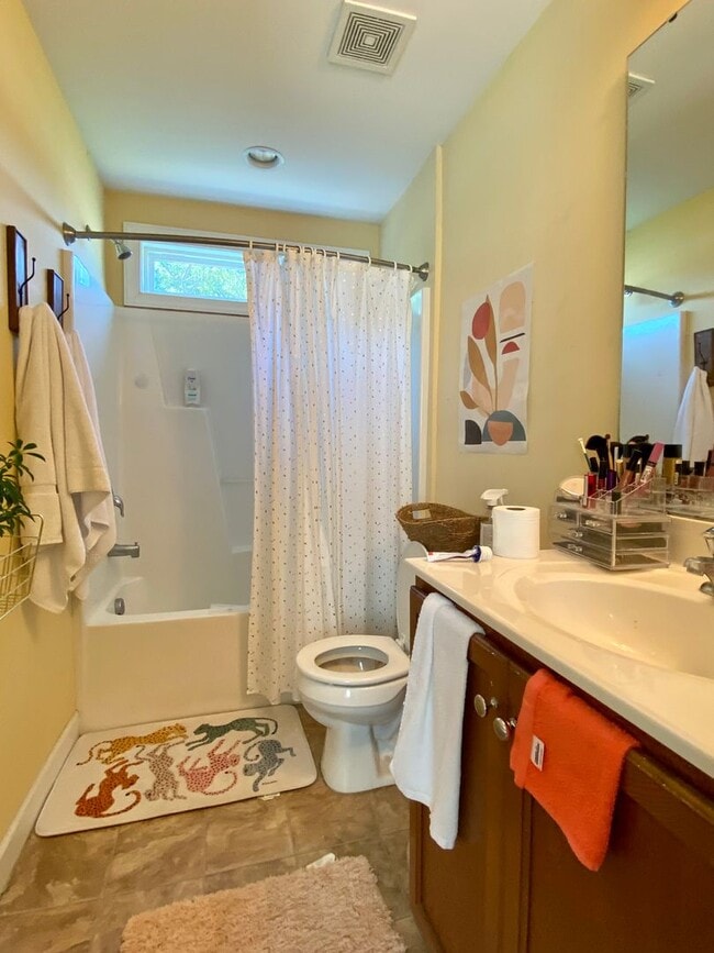 Building Photo - 3925 Lexington Dr