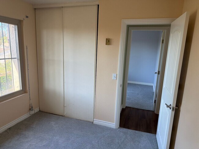 Building Photo - Remodeled Spring Valley Townhome
