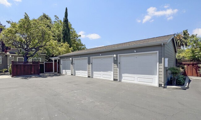 Building Photo - Beautiful 2-Bedroom 2.5Bathroom Mountain View Townhome