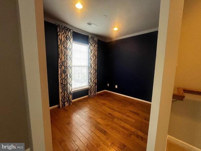 Building Photo - 8195 Falls Grove Dr