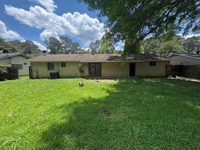 Building Photo - 3 Bed/1.5 Bath in Westland Plaza