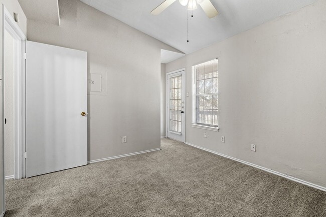 Building Photo - River Crossing ATX - Townhome - 2bd/2.5ba - W/D - Close to Downtown - $1395