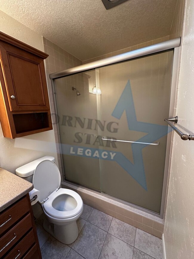 Building Photo - Large 2 bedroom with sunroom in immaculate condition.  Telshor neighborhood with garage!