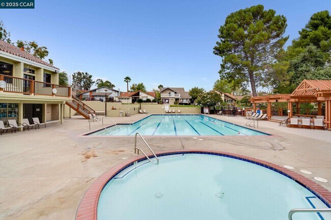 Building Photo - 4695 S Larwin Ave