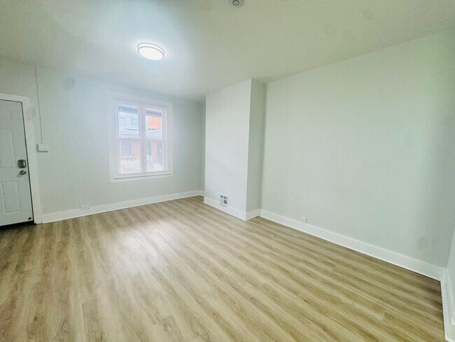 Building Photo - Refreshed 3BR/1.5Bth Home! Section 8 Only