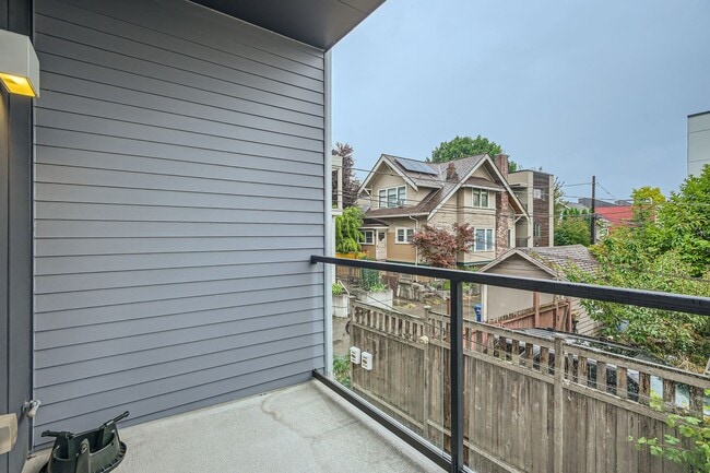 Building Photo - Queen Anne Home