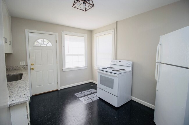 Building Photo - Charming 2-Bedroom Duplex in Rosewood – Available July 2026!