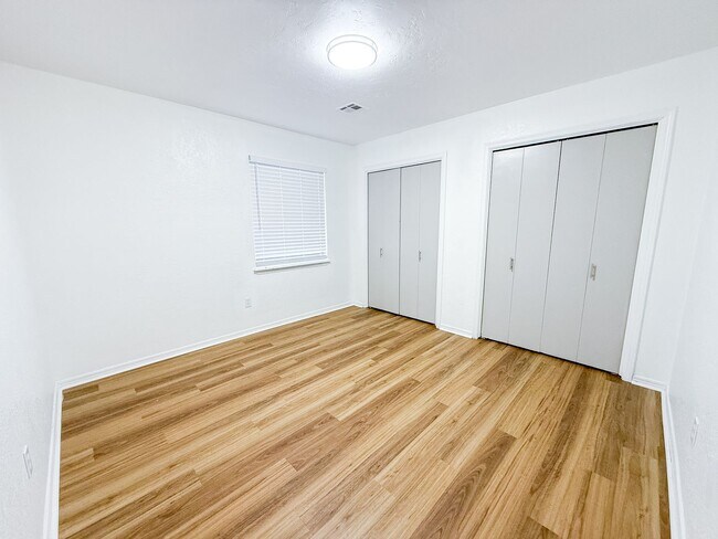 Building Photo - Beautifully Updated 4 Bedroom 2 Bathroom i...