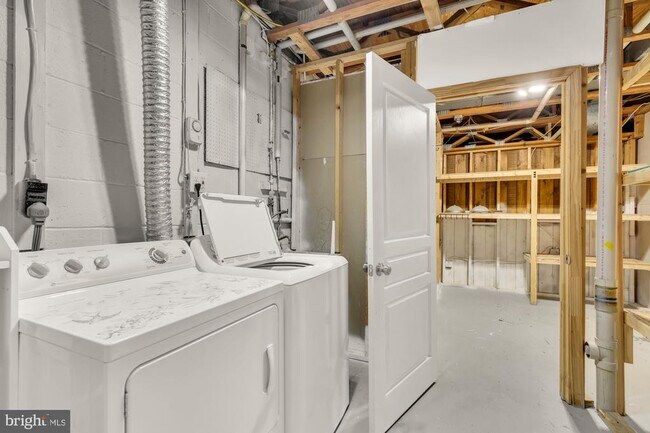 Building Photo - 2810 Cambridge Dr