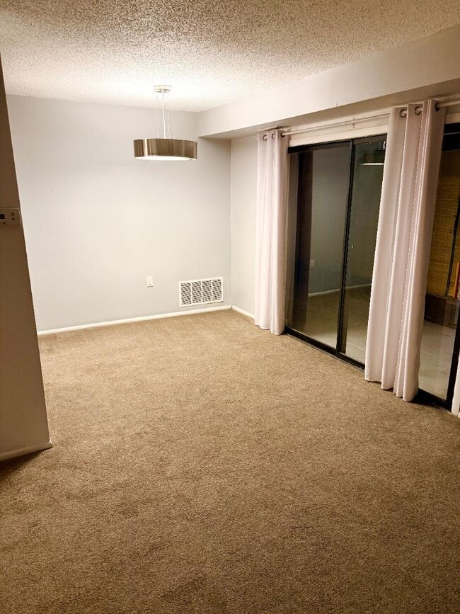 Building Photo - 5 Suntop Ct