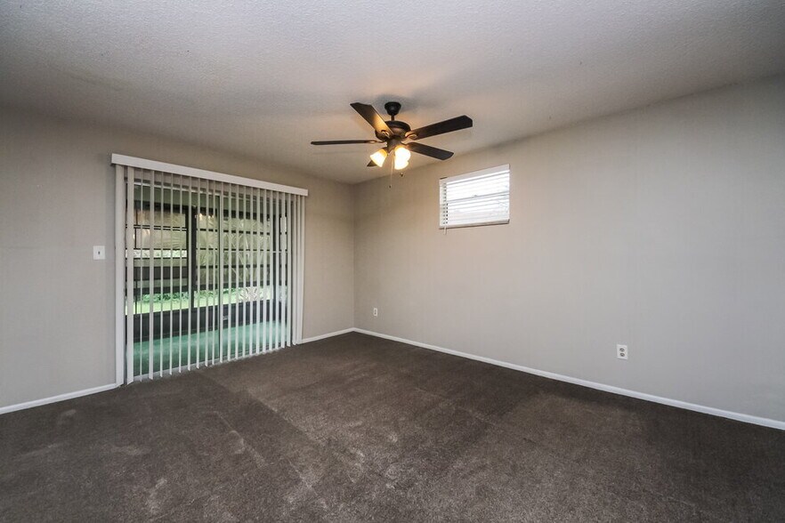 Building Photo - 10602 Lazy Lake Dr