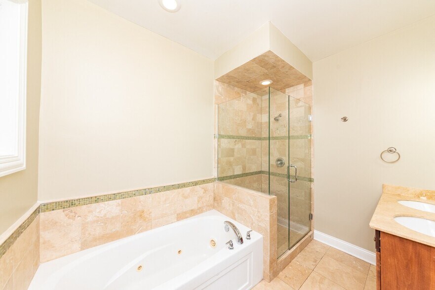 Main Bathroom - 6217 S Kimbark Ave