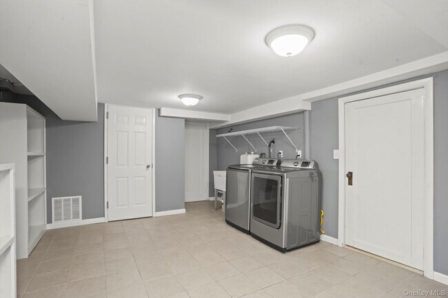 Building Photo - 16 Lyons Pl