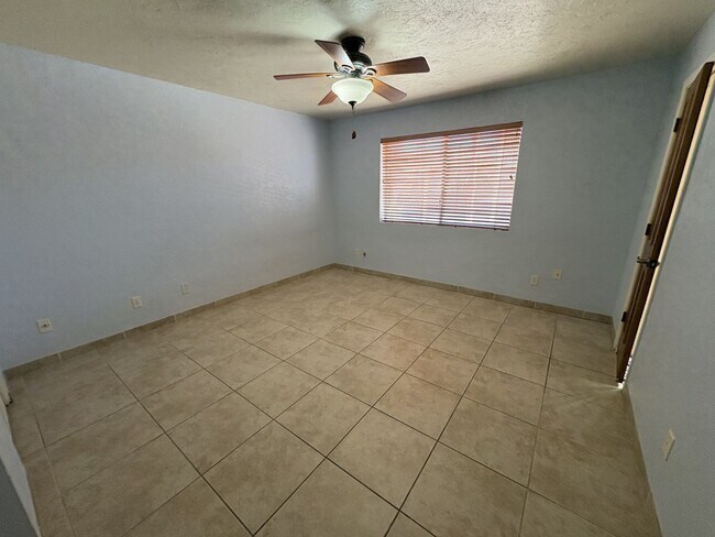 Building Photo - Convenient location in Midvale Park Close to all your needs
