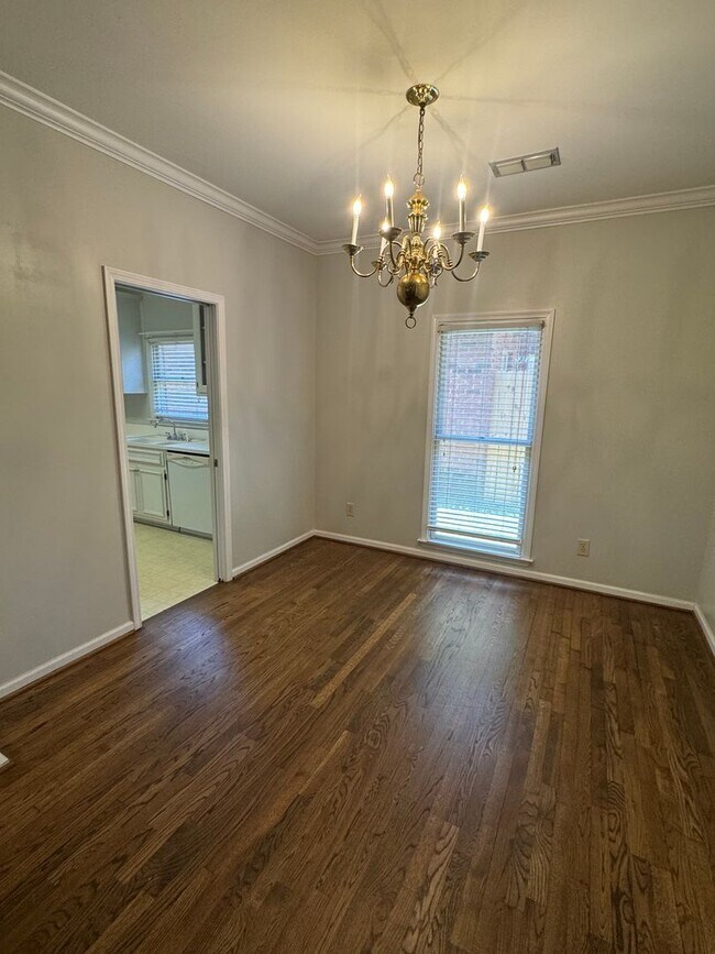 Building Photo - Lovely Cottage with Garden Courtyard