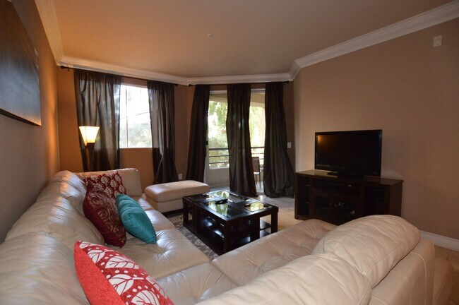 Building Photo - Meridian Furnished 2 Bed | 2 Bath Condo wi...