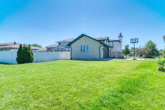 Building Photo - 16829 Creekside Ave